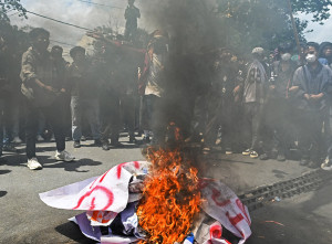 Aksi Mahasiswa Memanas, Atribut Dibakar di Depan DPRD NTB