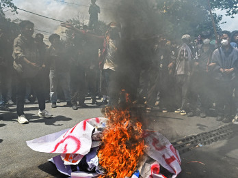 Aksi Mahasiswa Memanas, Atribut Dibakar di Depan DPRD NTB