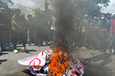 Aksi Mahasiswa Memanas, Atribut Dibakar di Depan DPRD NTB