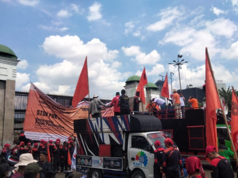 Demo 28 Agustus 2025: Ribuan Buruh Mulai Padati Gerbang DPR RI