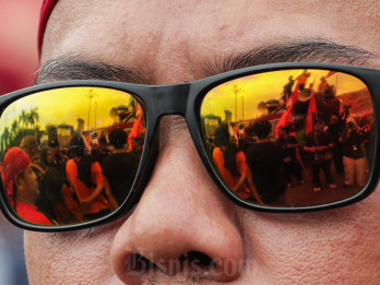 Aksi Buruh di Depan Kompleks Parlemen Senayan