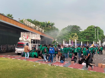 Buruh Balik Kanan, Mahasiswa Geruduk Gedung DPR RI Lanjutkan Demo