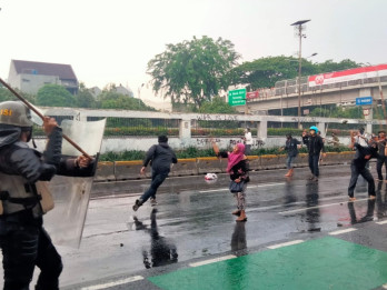 Foto Emak-emak di Garda Depan Lawan Aparat saat Demo DPR Kembali Ricuh