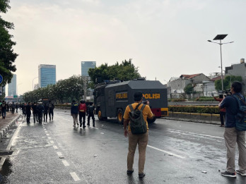 Demo di DPR Ricuh, Polisi Pukul Mundur Massa Aksi hingga Gedung TVRI