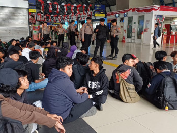 Polisi Ciduk Puluhan Pelajar di Stasiun Palmerah, Dihalau Tak Ikut Demo?