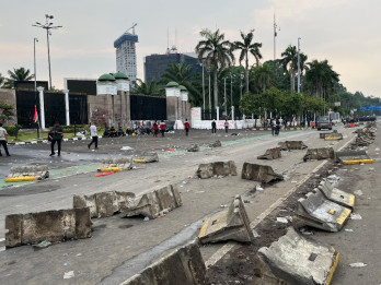 Demo Ricuh, Separator Busway di Depan Gedung DPR Tercecer