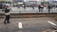 Demo Ricuh, Polisi Pukul Mundur Demonstran di Pejompongan