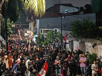 Meringis Kesakitan, Emak-emak Berusaha Lerai Bentok Demonstran dan Polisi