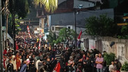 Meringis Kesakitan, Emak-emak Berusaha Lerai Bentok Demonstran dan Polisi