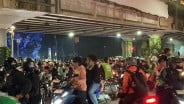 Mobil Pejabat yang Lewat Dikejar Massa Demonstran dekat Stasiun Karet