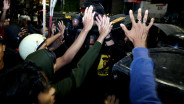 Bentrokan Polisi vs Demonstran Akhirnya Bubar Setelah 7 Jam Saling Serang