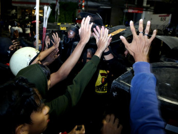 Bentrokan Polisi vs Demonstran Akhirnya Bubar Setelah 7 Jam Saling Serang