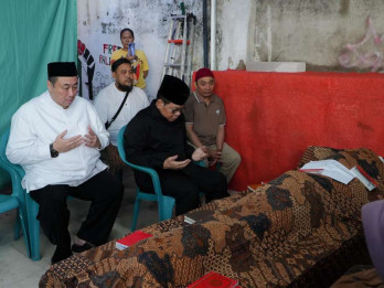 Melayat ke Rumah Affan, Gubernur Pramono Sampaikan Belasungkawa