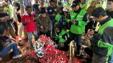 Isak Tangis Keluarga dan Ribuan Driver Ojol Iringi Pemakaman Affan Kurniawan