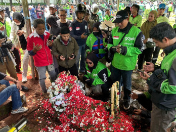 Isak Tangis Keluarga dan Ribuan Driver Ojol saat Pemakaman Affan Kurniawan