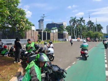 Sejumlah Massa Ojol Mulai Datangi Gedung DPR