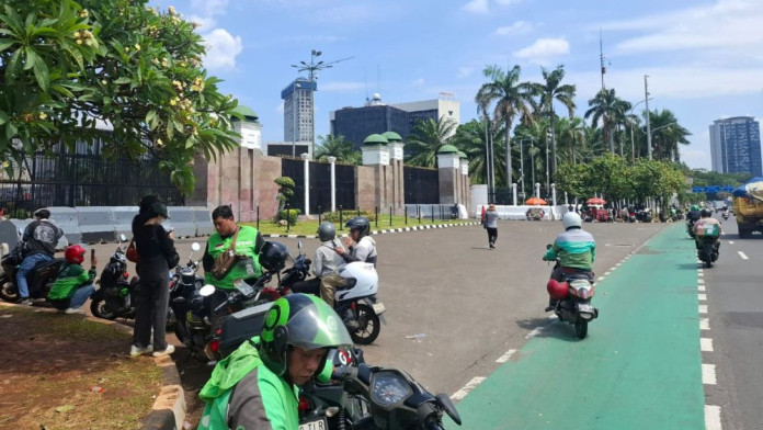 Sejumlah Massa Ojol Mulai Datangi Gedung DPR
