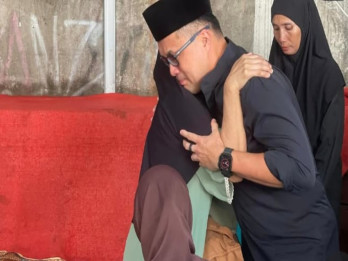 Tangis Bos GOTO Patrick Walujo saat Melayat ke Rumah Duka Affan Driver Ojol