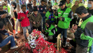 Isak Tangis dan Sholawat Salamun Iringi Pemakaman Affan Kurniawan
