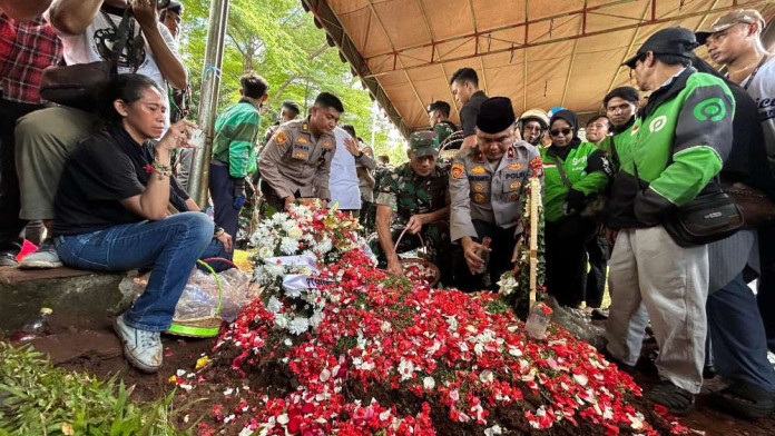 Kapolda dan Wakapolda Metro Jaya Ikut Tabur Bunga di Pemakaman Affan Kurniawan