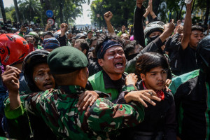 Aksi Tuntut Pengusutan Penabrakan Pengemudi Ojek Online