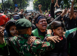 Aksi Tuntut Pengusutan Penabrakan Pengemudi Ojek Online