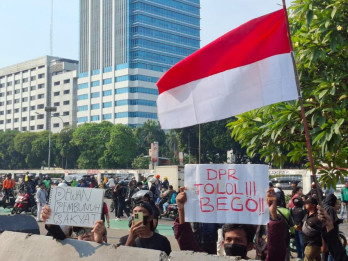 Ojol & Mahasiswa Geruduk DPR, Bakar Kardus hingga Lempari Botol