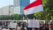 Ojol & Mahasiswa Geruduk DPR, Bakar Kardus hingga Lempari Botol