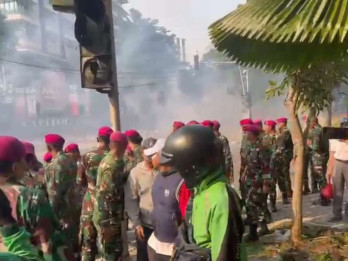 Kondisi Mako Brimob, Polisi Tembakan Gas Air Mata ke Demonstran Ojol dan Mahasiswa
