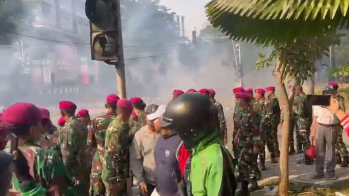 Kondisi Mako Brimob, Polisi Tembakan Gas Air Mata ke Demonstran Ojol dan Mahasiswa