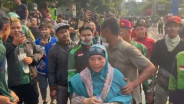 Polisi Tembaki Gas Air Mata Berkali-kali, Ibu-ibu Lemas dan Tersungkur di Jalan