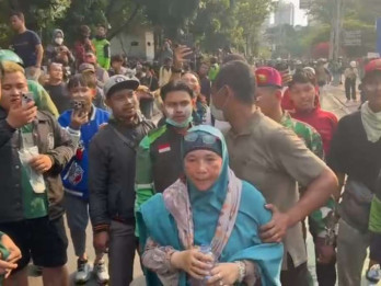 Polisi Tembaki Gas Air Mata Berkali-kali, Ibu-ibu Lemas dan Tersungkur di Jalan