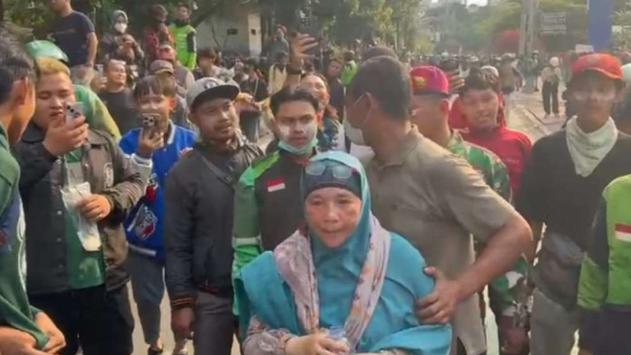 Polisi Tembaki Gas Air Mata Berkali-kali, Ibu-ibu Lemas dan Tersungkur di Jalan