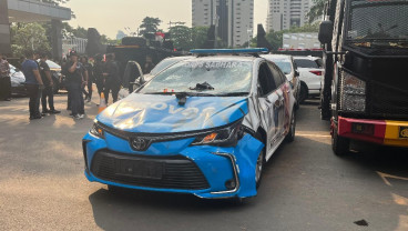 Penampakan Mobil Provost Hancur saat Aksi Demo Mahasiswa di Polda Metro Jaya