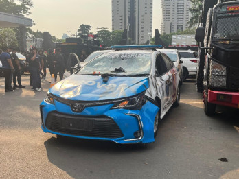 Penampakan Mobil Provost Hancur saat Aksi Demo Mahasiswa di Polda Metro Jaya