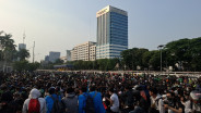 Chaos! Massa Demonstran Tembaki Gedung DPR Pakai Kembang Api