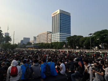 Chaos! Massa Demonstran Tembaki Gedung DPR Pakai Kembang Api