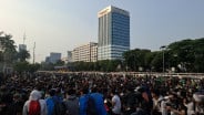Chaos! Massa Demonstran Tembaki Gedung DPR Pakai Kembang Api