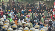 Mak-mak Berorasi di Markas Polisi, Minta Keadilan Bagi Ojol Affan Kurniawan