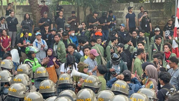 Mak-mak Berorasi di Markas Polisi, Minta Keadilan Bagi Ojol Affan Kurniawan