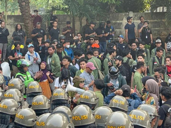 Mak-mak Berorasi di Markas Polisi, Minta Keadilan Bagi Ojol Affan Kurniawan