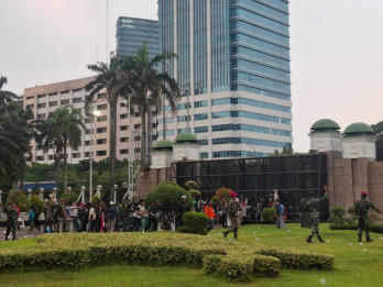 Brakk! Gerbang DPR Dijebol Massa, TNI dan Brimob Siaga