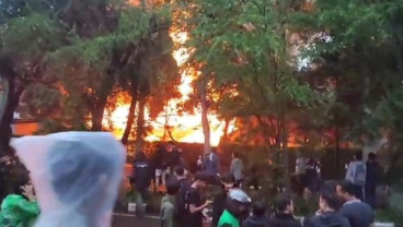 Aksi Solidaritas Affan di Bandung Memanas, Massa Bakar Rumah Milik MPR