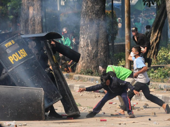 Tak Hanya di Jakarta, Demo di Solo dan Bandung Berujung Ricuh