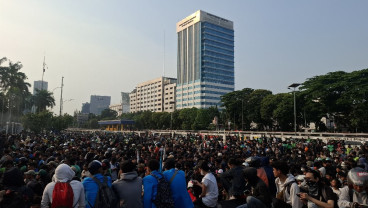 Massa Aksi Bertahan di Depan Gedung DPR meski Hujan Deras