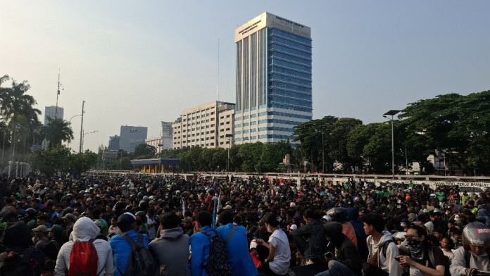 Massa Aksi Bertahan di Depan Gedung DPR meski Hujan Deras