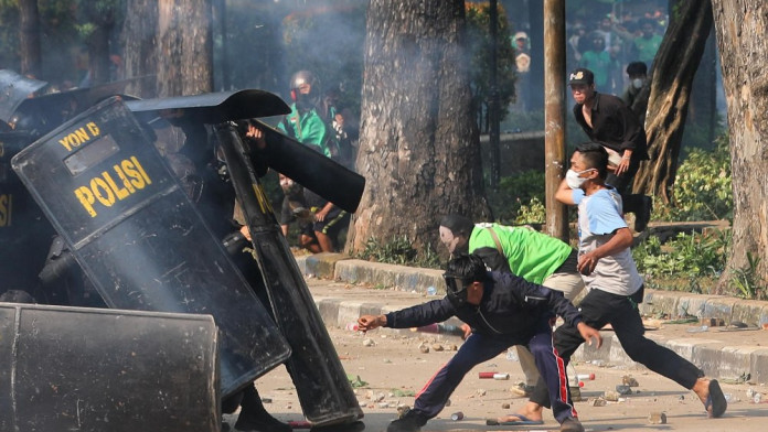 Headline Media Asing Soal Demo Jakarta Hari Ini (29/8) Setelah Rantis Brimob Lindas Ojol