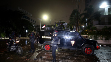 Demo Sore Ini, Hujan Deras Urai Massa Aksi di Depan Mapolda
