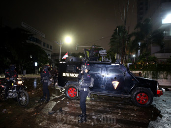 Demo Sore Ini, Hujan Deras Urai Massa Aksi di Depan Mapolda