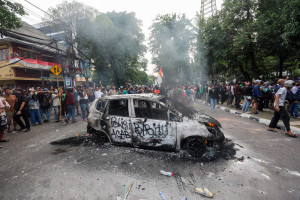 Bentrok Ojol dengan Brimob di Kwitang, Sejumlah Mobil Dibakar Massa